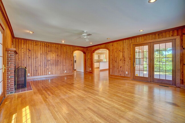 Building Photo - Waterfront Home on 1 Acre Treed Lot, 4/2 +...