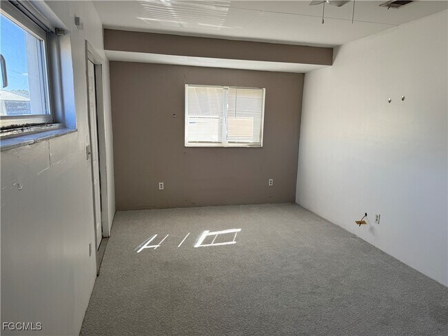 Building Photo - 904 Hudson Ave