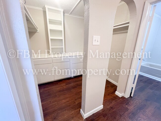 Building Photo - 1204 Williamsburg Dr