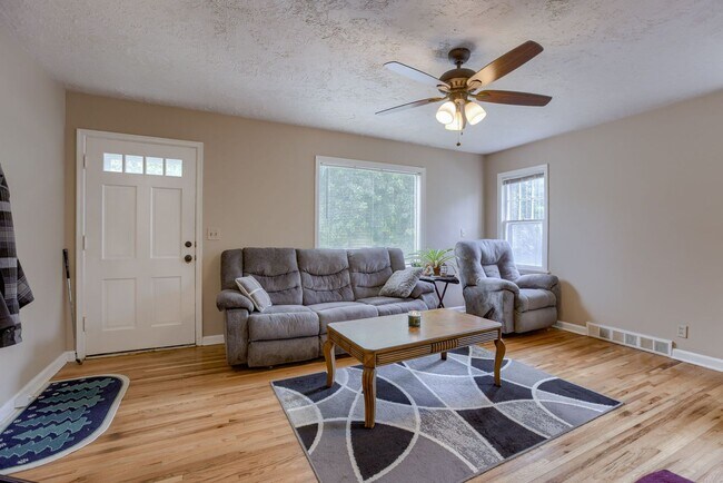 Building Photo - Charming 2 Bedroom With Spacious Living In...