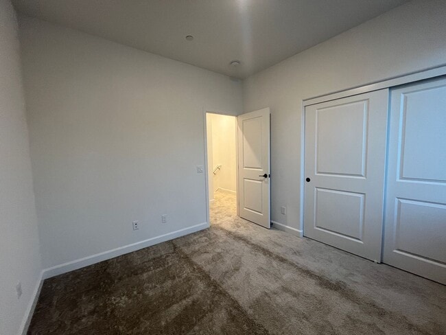 Building Photo - Welcome to modern living in the sought-after Rancho Peñasquitos neighborhood!