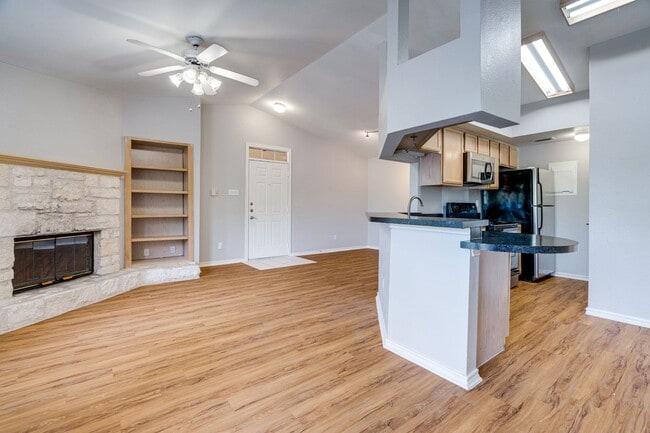 Building Photo - 1 Bedroom, 1 Bath Available Now!