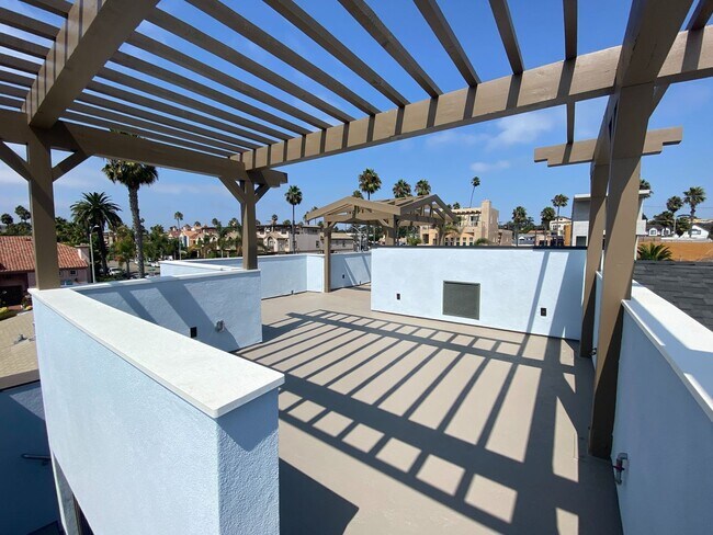 Building Photo - Modern Condo West of PCH!