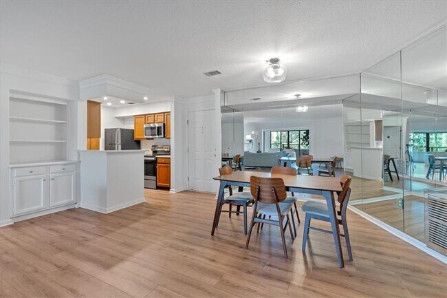 Building Photo - 25109 Plantation Dr NE