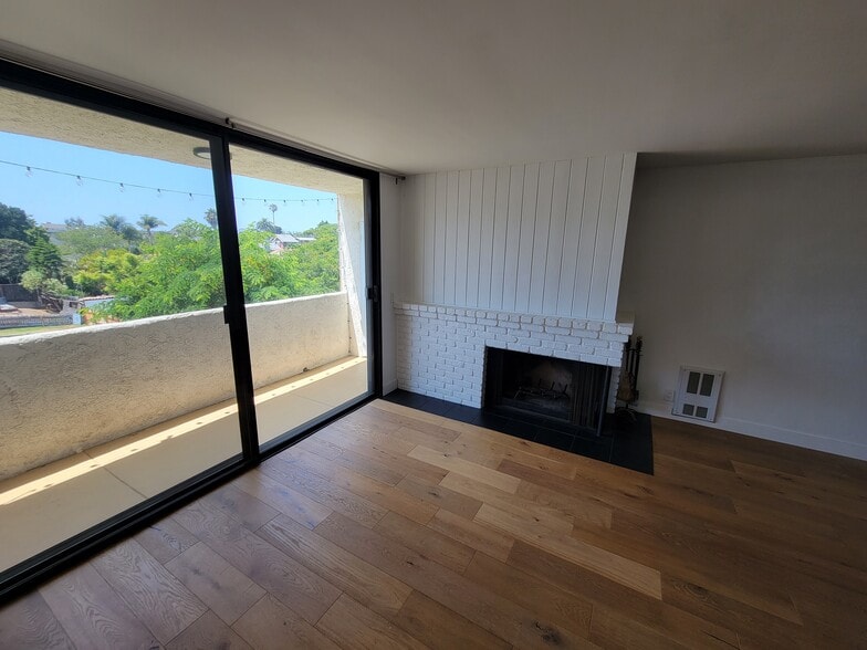 Building Photo - 745 Main St