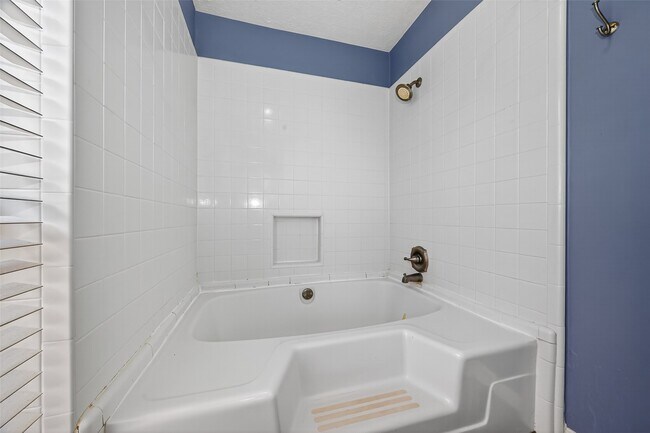 Building Photo - 6107 Howland Ct