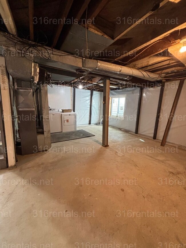 Building Photo - 2 bed 1 bath house available!