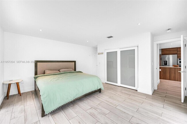 Building Photo - 1080 NE 104th St