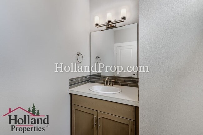 Building Photo - Beautiful 3-Bedroom Home with Fireplace, Modern Kitchen & Private Backyard in Hillsboro