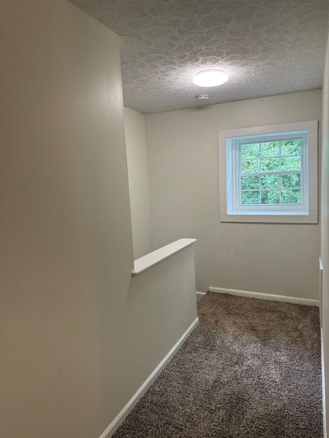Building Photo - 3 Bed 1.5 Bath Townhouse Near Peaks View Park
