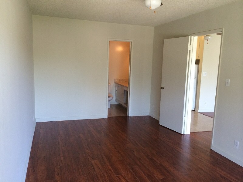 Building Photo - 530 Veteran Ave