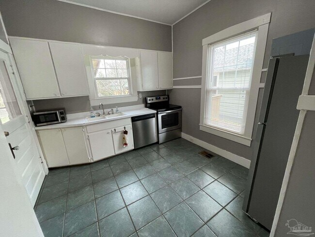 Building Photo - 1310 E Strong St