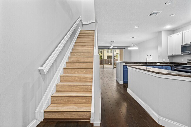 Building Photo - 9663 Lago Dr
