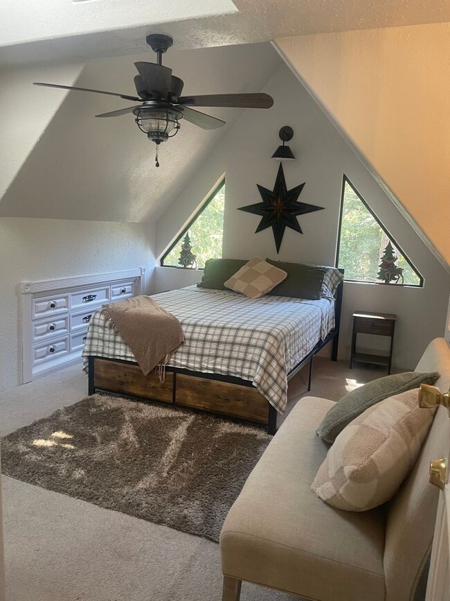 Building Photo - Fabulous home in the woods!