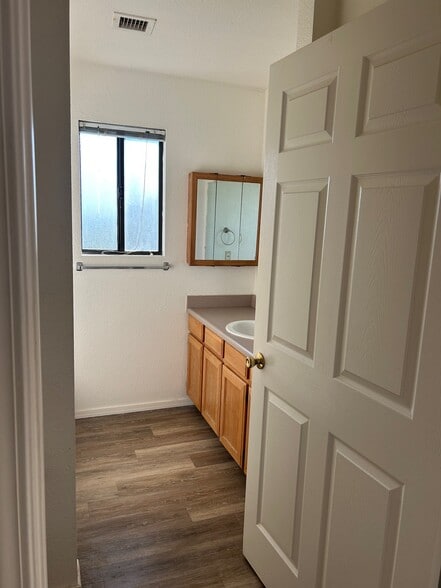 Building Photo - 400 Bent River Rd