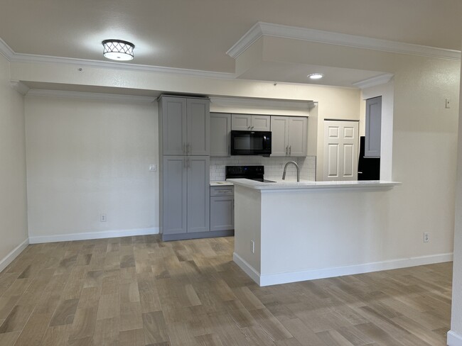 Kitchen with breakfast nook - 4610 Saint Croix Ln