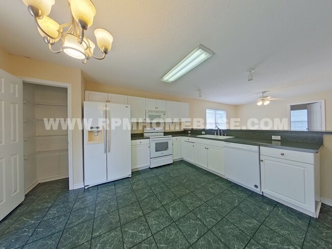 Building Photo - Charming & Well-Located 3-Bedroom Home in Crestview