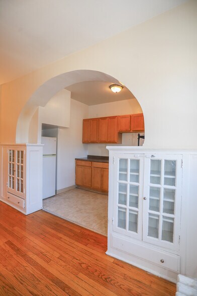 Building Photo - 1624 W Lunt Ave