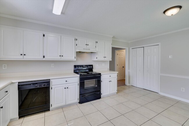 Building Photo - 2811 Bennington Dr