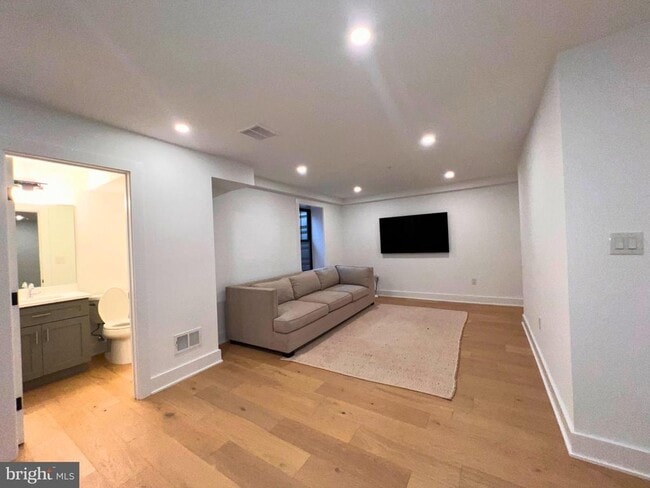 Building Photo - 986 Henry Ave