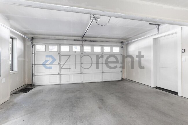 Building Photo - Unit B