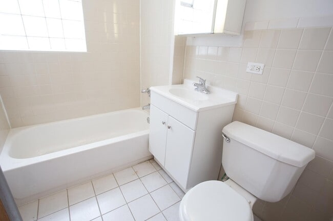 Interior Photo - 5416 S. Woodlawn Avenue