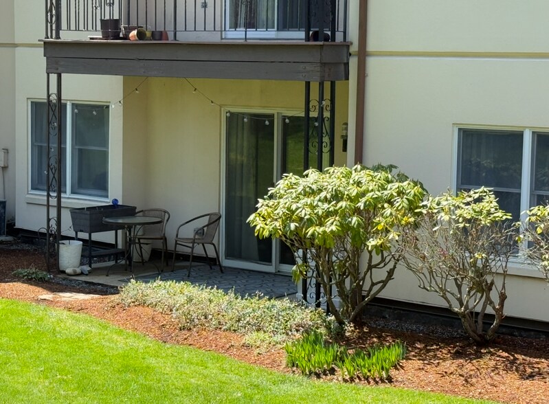 Building Photo - 185 Manville Hill Rd