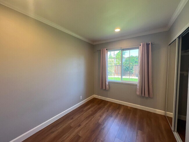 Building Photo - 3095 Calzar Dr