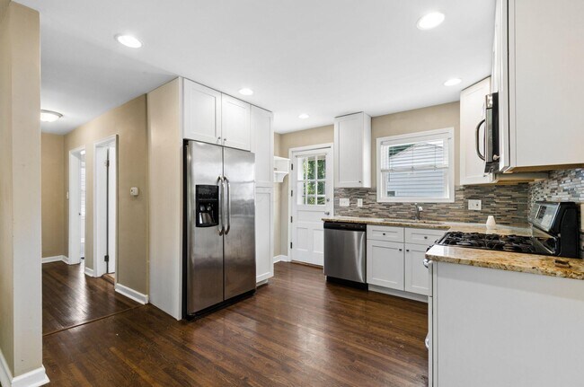 Building Photo - 557 E Royal Forest Blvd