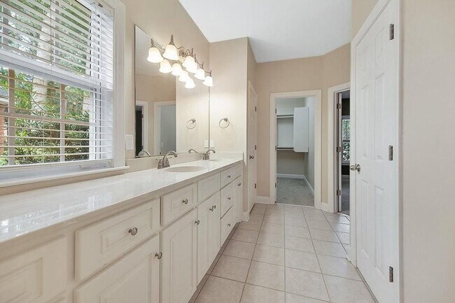 Building Photo - AVAILABLE NOW: 4 Bed 3.5 Bath in Coosaw Cr...