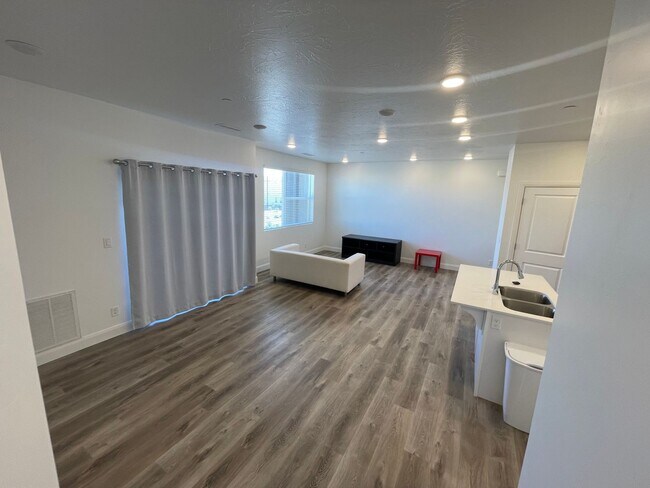 Building Photo - One bedroom one bath - Desert Color