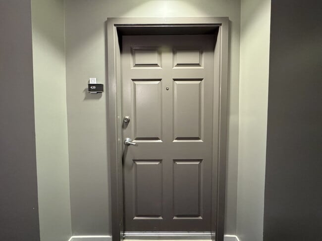 Building Photo - "Chic Urban Retreat: Stylish 1-Bed Condo with Hardwood Elegance in the Heart of Alexandria!"