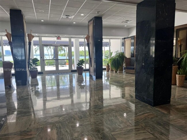 Building Photo - 500 Bayview Dr