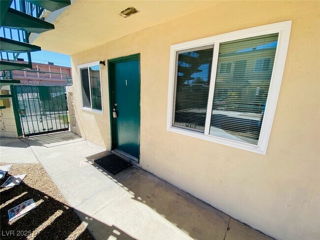 Building Photo - 3762 Royal Crest St