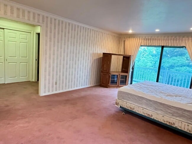 Building Photo - Beautiful home with amazing views and larg...