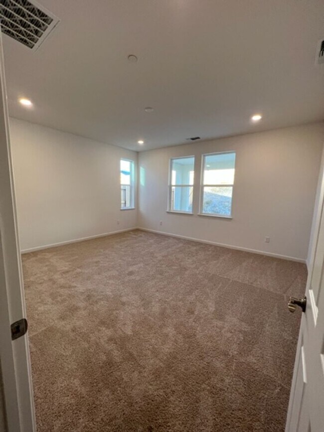Building Photo - Beautiful 3 Bedroom and 2 Bathroom Home in Lincoln $2,995.00