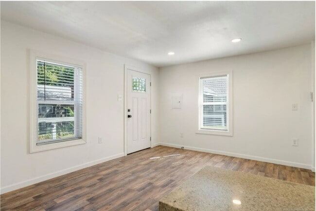 Garage Apt - 2011 E 13th Plz