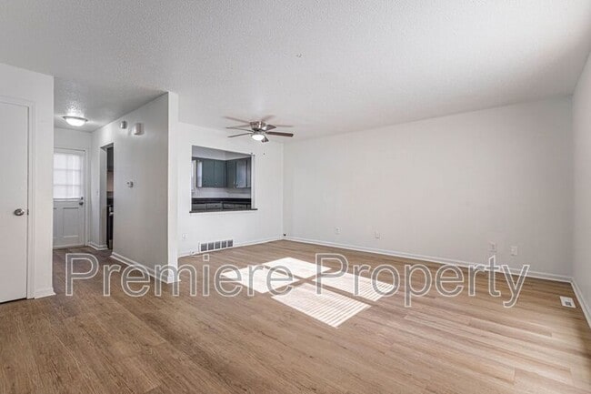 Building Photo - 224 E Hargis St