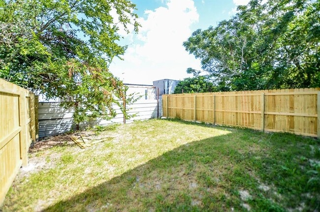 Building Photo - 239 Broadhurst Dr