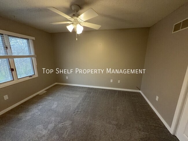 Building Photo - 302 E Park Ave