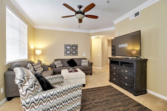 Building Photo - Spacious Top Floor Condo in Resort Style C...