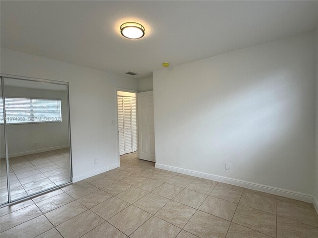 Building Photo - 5621 SW 36th Ct