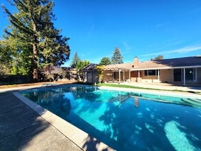 Building Photo - Charming Single Family Home Located in Sou...