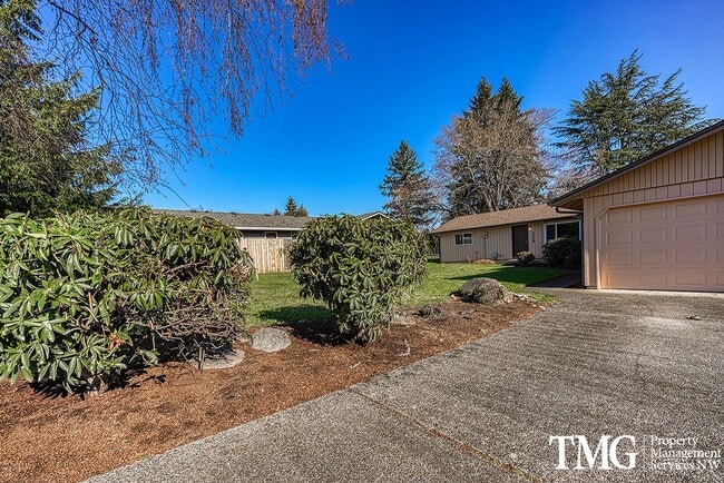 Building Photo - Classically Cute 2 Bed 1 Bath Duplex in Washougal