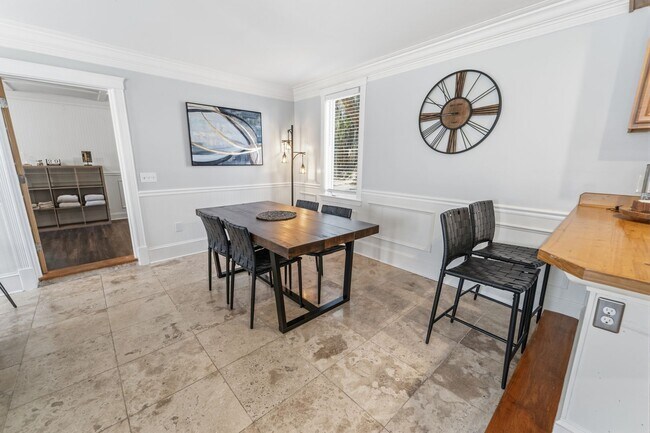 Building Photo - All-Inclusive Utilities & Fully Furnished First-Floor Condo Near Daffin Park