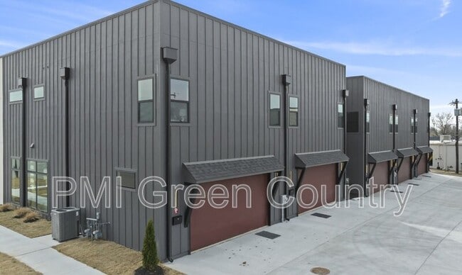 Building Photo - 118 E Elgin St