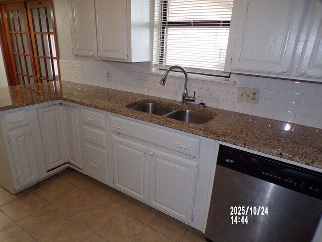 Building Photo - Very Nice home located in the Sullivan Vil...