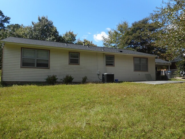 Building Photo - Charming Affordable 3-Bedroom Home Near Fo...