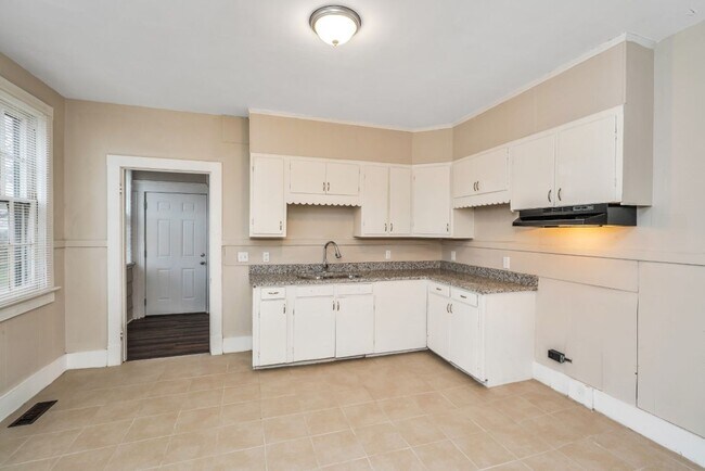 Building Photo - Spacious 2-Bedroom Duplex in Talladega – M...