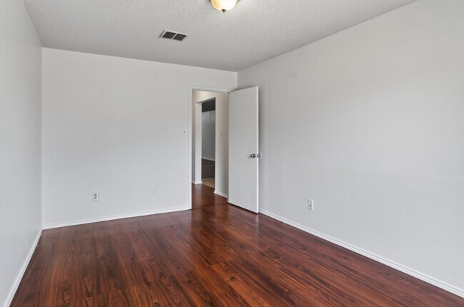 Building Photo - 5-bedroom, 3 bathrooms House for Rent